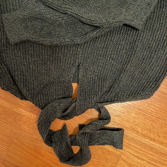 Hollister Size Small dark green crewneck sweater. - Picture 4 of 5